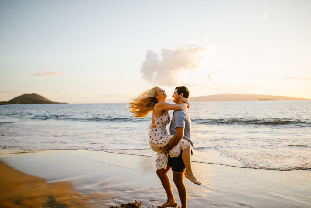 fun Hawaii beach session | 4 tips for how to rock your next couples session and family shoot, Mersadi Olson, Hawaii’s best wedding and engagement photographer. This blog post includes outfit tips and ideas, music suggestions, how to feel comfortable in front of the camera and how to pose for your photographer. Book your Hawaiii couples session, family session and wedding and browse the blog for inspiration #tips #photographytips #posingideas #fashion