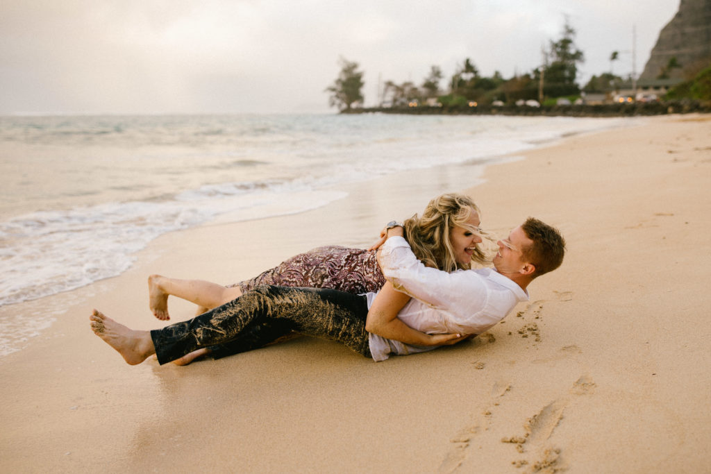 hawaii beach couples session | 4 tips for how to rock your next couples session and family shoot, Mersadi Olson, Hawaii’s best wedding and engagement photographer. This blog post includes outfit tips and ideas, music suggestions, how to feel comfortable in front of the camera and how to pose for your photographer. Book your Hawaiii couples session, family session and wedding and browse the blog for inspiration #tips #photographytips #posingideas #fashion